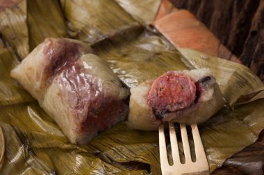 Khao Tom Mat - Tay tatlı - yapışkan pirinç, muz ve siyah fasulye muz yaprak sarılı