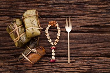 Khao Tom Mat - Tay tatlı - yapışkan pirinç, muz ve siyah fasulye muz yaprak sarılı