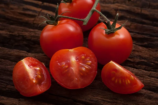 有机新鲜的樱桃番茄，木质的背景 图库图片