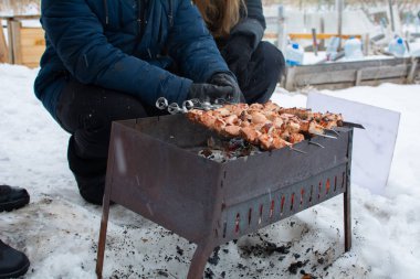Barbeküde pişmiş et. Metal şişte pişen ızgara kebap. Barbekü taze et dilimleri. Geleneksel doğu yemeği, şiş kebap..