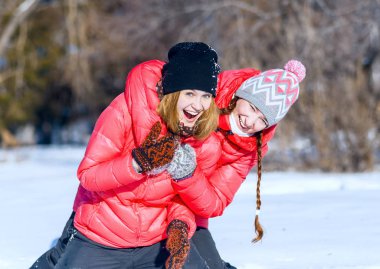 açık iki kız portresi eğlenmek ve taze kar kış parkta güzel kış gününde zevk