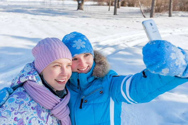 두 영 행복 한 웃는 여자 겨울 공원에서 촬영. 야외 초상화 — 스톡 사진