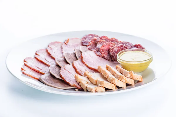 Karışık et: jambon, tütsülenmiş sosis, salam, tavuk, dil ve hardal beyaz bir arka plan üzerinde — Stok fotoğraf