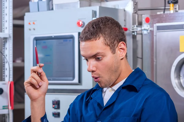 Emotie inzicht op het gezicht ingenieur in een wetenschappelijke laboratorium — Stockfoto