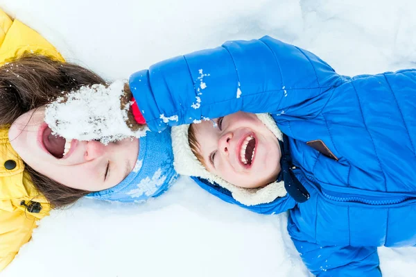 야외 초상화 행복 한 어머니와 자식 겨울 공원 및 놀이에 눈에 누워 — 스톡 사진