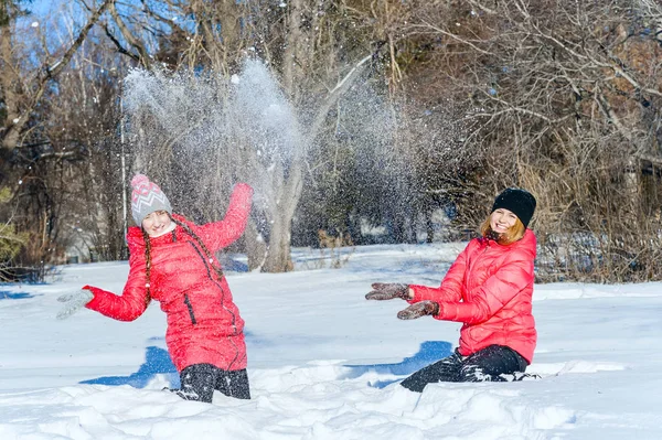 야외 초상화입니다. 두 젊은 행복 소녀 눈을 토하고. 겨울 공원에서 눈덩이와 샤워 — 스톡 사진