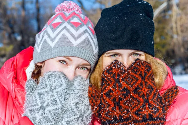 Dwóch młodych szczęśliwy uśmiechający się kobieta Zamknij twarz rękawiczki w winter park. Widoczne tylko dla oczu. Plenerowej — Zdjęcie stockowe