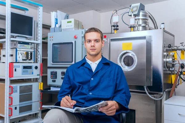 Ingenieur schreef de experimentele resultaten op het vacuümsysteem — Stockfoto