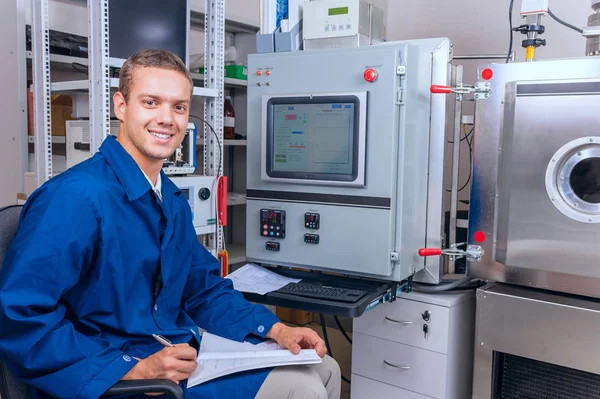 微笑在科学实验室设备工程师 — 图库照片
