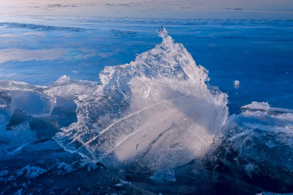 Transparentes Eis auf einem zugefrorenen See — Stockfoto