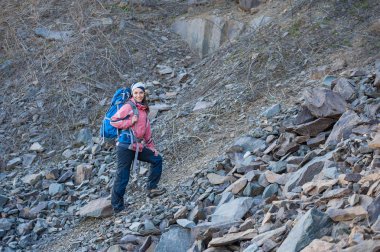 Bir sırt çantası ile genç kadın sırt çantasıyla seyahat