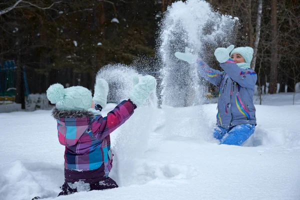 야외 초상화 어머니 그리고 아이 겨울 공원에서 연주. 눈 샤워 — 스톡 사진