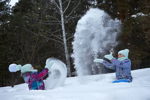 야외 초상화 어머니 그리고 아이 겨울 공원에서 연주. 눈 샤워 — 스톡 사진