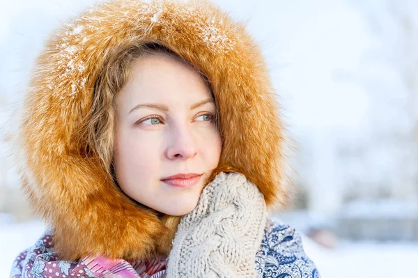 Outdoor Portret Meisje Een Bont Capuchon — Stockfoto