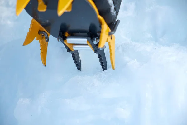 Crampons close-up on his feet ice climber, climber on a frozen waterfall — Stock Photo, Image