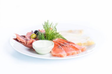 Balık çeşitli kırmızı (somon) ve beyaz zemin üzerine beyaz balık