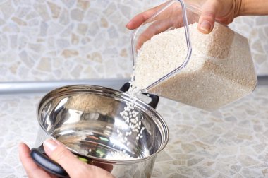 el koyma içine pan pirinç kabuğu çıkarılmış tane kavanoz gelen