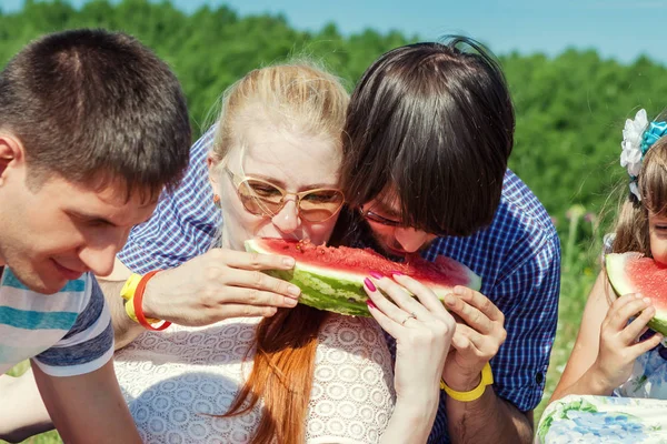 Happy couple on a picnic eating watermelon,having fun together. outdoor portrait — Stock Photo, Image