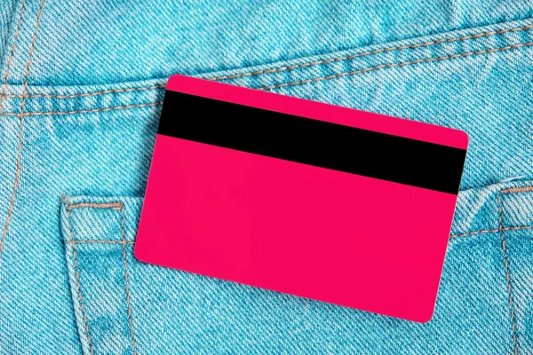 Πιστωτική κάρτα στο poket μπλε κλασικό τζιν — Φωτογραφία Αρχείου