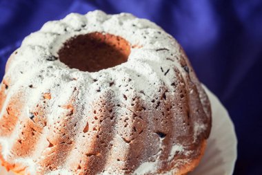 Krema şeker ve kuru üzüm ile Paskalya kek