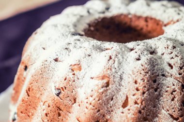 Krema şeker ve kuru üzüm ile Paskalya kek