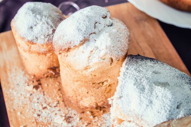 Krema şeker ve kuru üzüm ile Paskalya kek