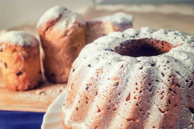 Krema şeker ve kuru üzüm ile Paskalya kek