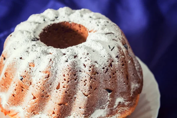 Krema şeker ve kuru üzüm ile Paskalya kek