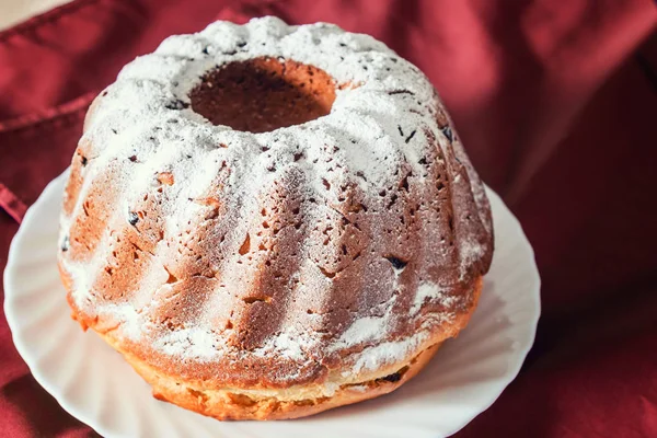 用糖粉和葡萄干的复活节蛋糕 — 图库照片