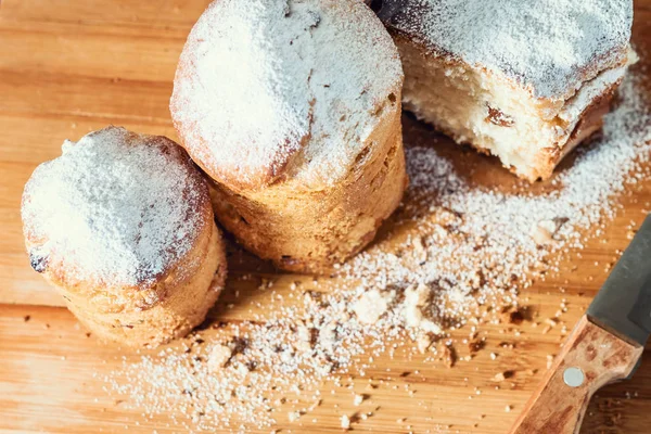 Torte pasquali con zucchero a velo e uvetta — Foto Stock