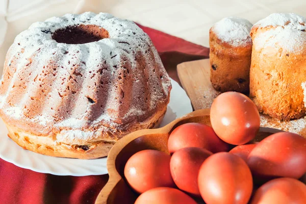 Pasen cake met slagroom suiker en eieren — Stockfoto