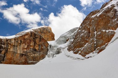 Dağlar ve buzul. karlı manzara pik ve geçmek. Açık görünümü, Fann, Pamir Alay, Tacikistan