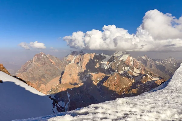 Pico y glaciar. montañas y pasar. paisaje nevado, vista al aire libre — Foto de Stock