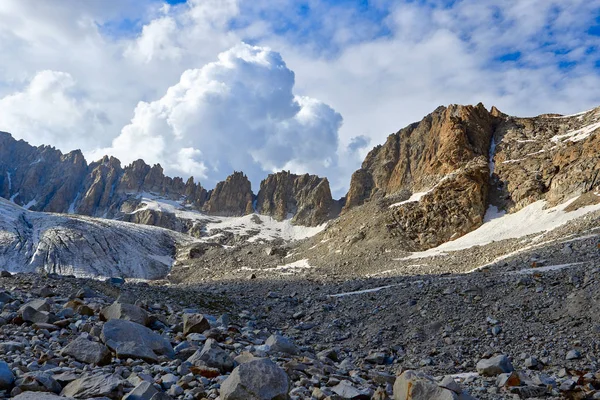 Montañas y glaciares. nevado paisaje pico y pasar. al aire libre, Fann, Pamir Alay, Tayikistán — Foto de Stock