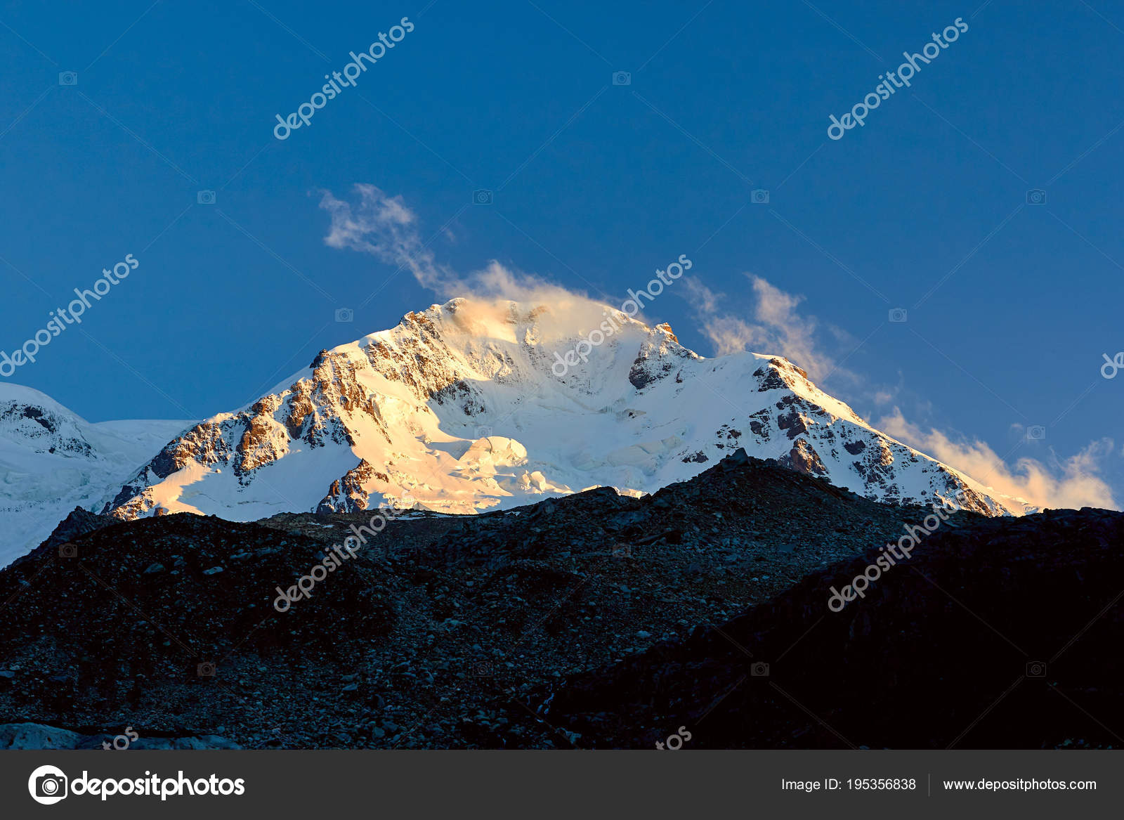 Coucher De Soleil Dans Les Montagnes Reflet De Soleil Rouge