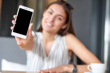 Akıllı telefonunun siyah ekranı boş olan iş kadını. Metin için arkaplanı kapat