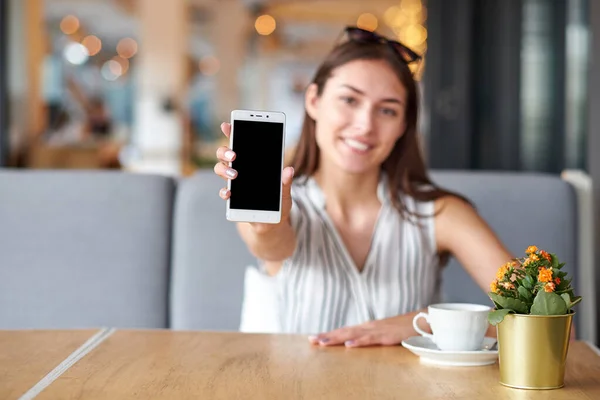 Mujer de negocios con pantalla en blanco negro de teléfono inteligente. Cerrar el lugar de fondo para el texto — Foto de Stock