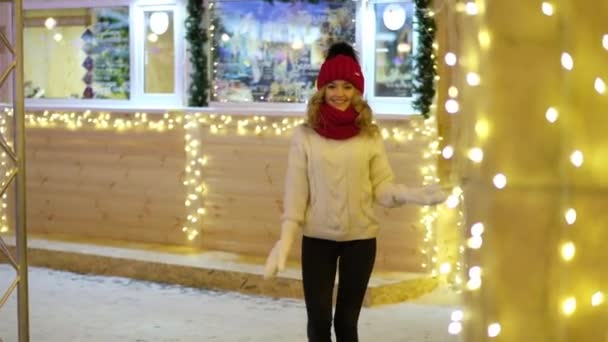 Mujer Gira Rodeada Luces Navideñas Feria Festiva Año Nuevo Mujer — Vídeos de Stock