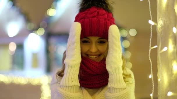 Mujer Gira Rodeada Luces Navideñas Feria Festiva Año Nuevo Mujer — Vídeos de Stock