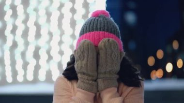 Noel 'de çelenklerle ve bayram ışıklarıyla gülümseyen kadın