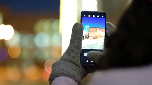 Joven Hermosa Mujer Usando Teléfono Móvil Ciudad Por Noche — Vídeos de Stock