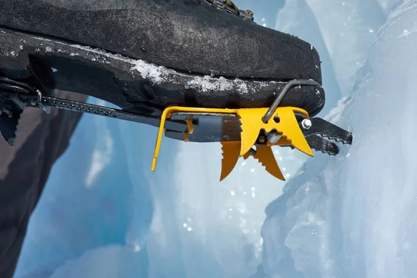 Шампуні крупним планом на ногах крижаний альпініст, альпініст на замерзлому водоспаді . — стокове фото