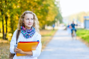 yaz tatili, eğitim, kampüs ve klasörlerle kız öğrenci gülümseyen genç kavramı-