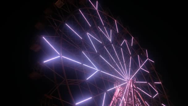 Riesenrad nachts beleuchtet. Lichterkarussell im Park — Stockvideo