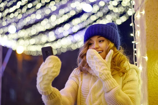 Noel 'de ya da yeni yılda tebrik etmek için arayan bir kadın. Festival fuarında akıllı telefonu olan bir kadın.