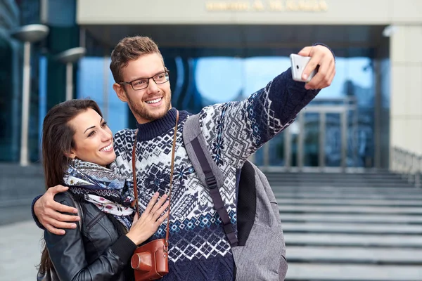 Feliz amor pareja de turistas tomando selfie en la ciudad urbana — Foto de Stock