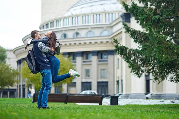 Beautiful romantic couple in love havin fun on background of the architecture of the city of Novosibirsk, Russia. Woman and man hugging — Stock Photo, Image