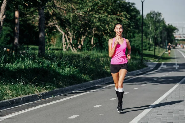 Running Woman em pista de corrida durante a sessão de treino. Corredor feminino praticando em atletismo pista de corrida — Fotografia de Stock