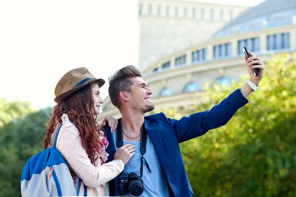 Feliz amor pareja de turistas tomando selfie en la ciudad vieja — Foto de Stock