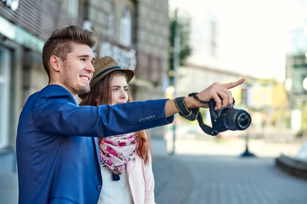 Mutlu aşk turistleri şehrin bir simgesini ya da gösterisini işaret ediyor. — Stok fotoğraf